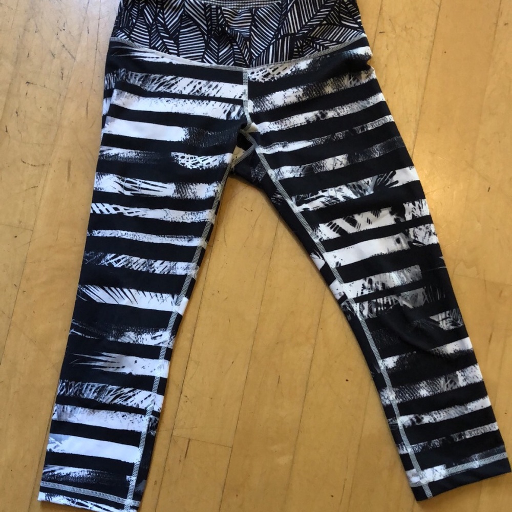 lululemon Cropped Pattern Leggings Size 6